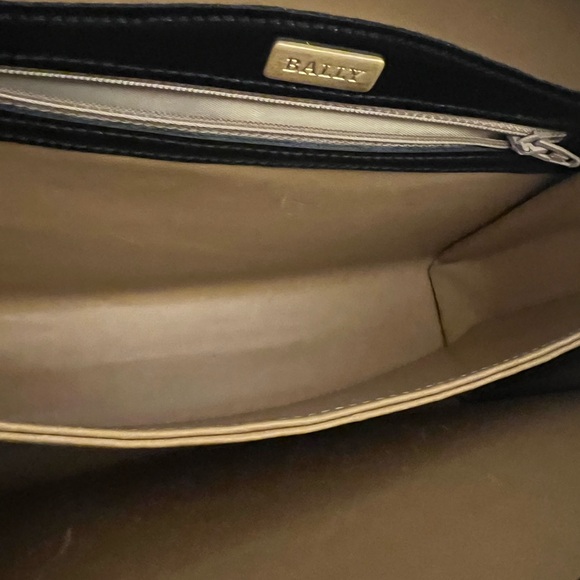 🩷 BALLY Black Patent Leather / Gold Hardware/ Crossbody
Bag Classic Logo💚 - Picture 11 of 16
